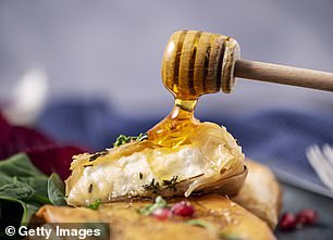 Запеченная фета в фило с капелькой меда (изображение из файла)