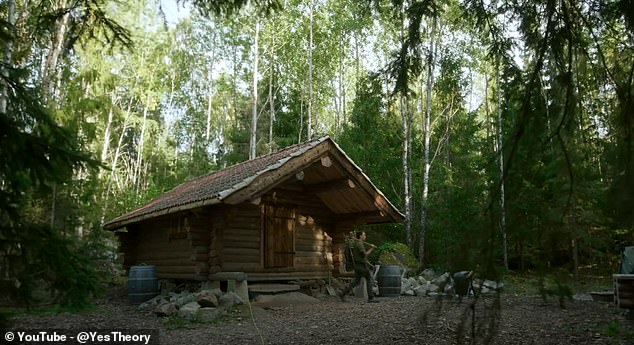 Его ход был вдохновлен американским авантюристом Диком Проеннеке, который почти 30 лет жил один в хижине в дебрях Аляски.