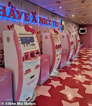 Зона регистрации EVA Air в стиле Hello Kitty в международном аэропорту Таоюань Тайваня
