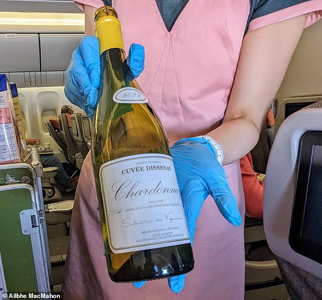 Чтобы выпить, Айльбхе подают «богатый» бокал Cuvée Dissenay Chardonnay 2021 года, который продается по цене около 11 фунтов стерлингов (14 долларов США).