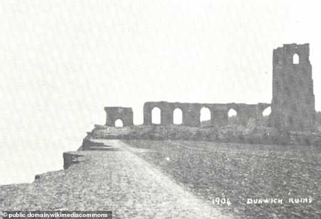 Руины церкви Всех Святых в Данвиче, на открытке 1904 года. Последняя из древних церквей Данвича, затерянная в море, была заброшена в 1750-х годах.