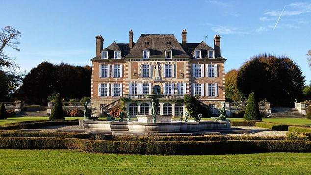 Грандиозный: Chateau du Mont в Нормандии — «внушительное» поместье с формальными итальянскими садами.