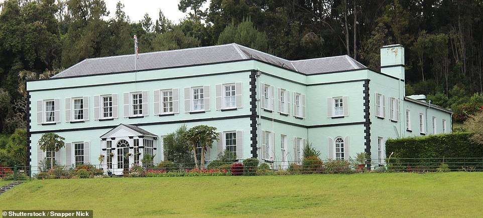 Выше находится Плантационный дом, постоянная резиденция губернатора острова Святой Елены.