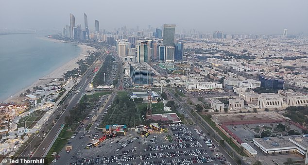 Комната с потрясающим видом: центр Абу-Даби, вид из номера Теда