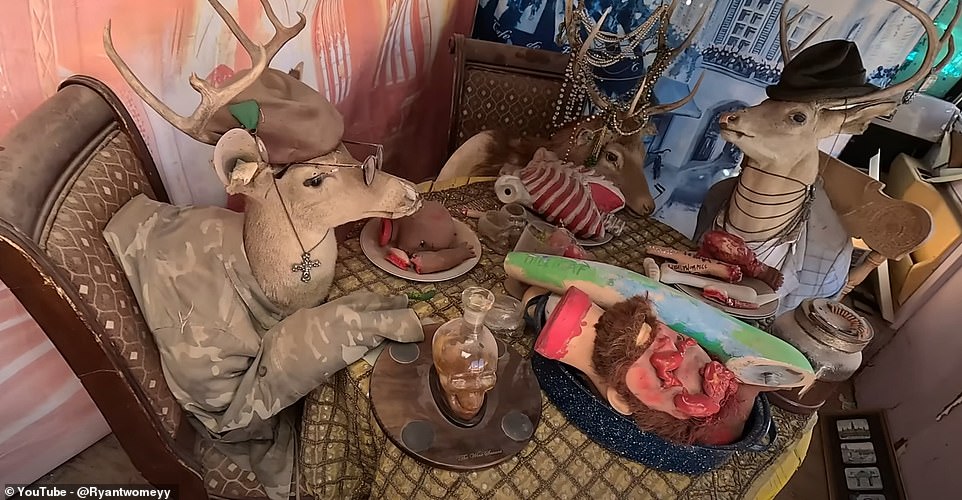 Некоторые из самых эксцентричных арт-инсталляций Дот включают «таксидермический званый обед», на котором несколько оленей сидят вокруг обеденного стола и холодильника с костями различных животных.