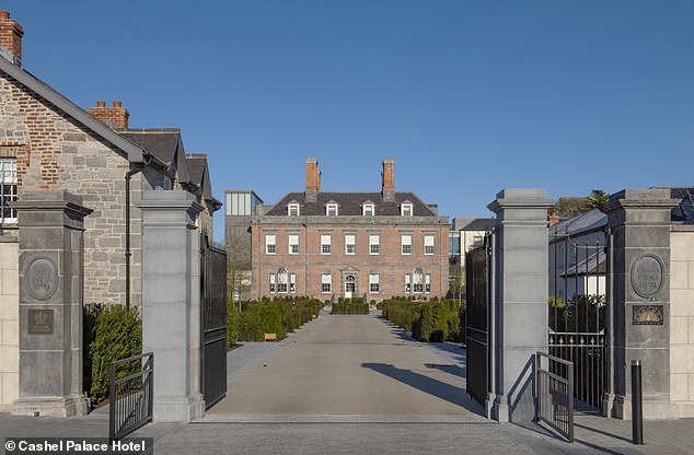 Фрэнк регистрируется в «замечательном отеле Cashel Palace», изображенном на фото, который представляет собой «бывший особняк 18-го века, принадлежавший архиепископу Кашелскому».