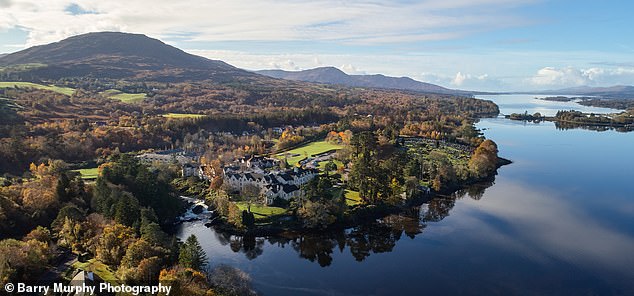 Конечная остановка Фрэнка — Sheen Falls Lodge (вверху), бывший рыбацкий домик 17 века.