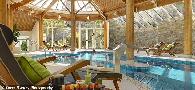 На фото: спа-центр Easanna в отеле Sheen Falls Lodge.