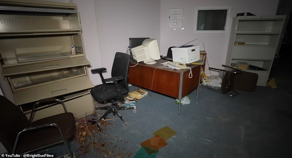 В одной из сцен он входит в бывший офис, где находит одежду в шкафу, валяющиеся фотографии и ретро-компьютер на столе.  Он говорит, поворачивая камеру: «Боже мой, здесь кто-нибудь был с 1990 года?»