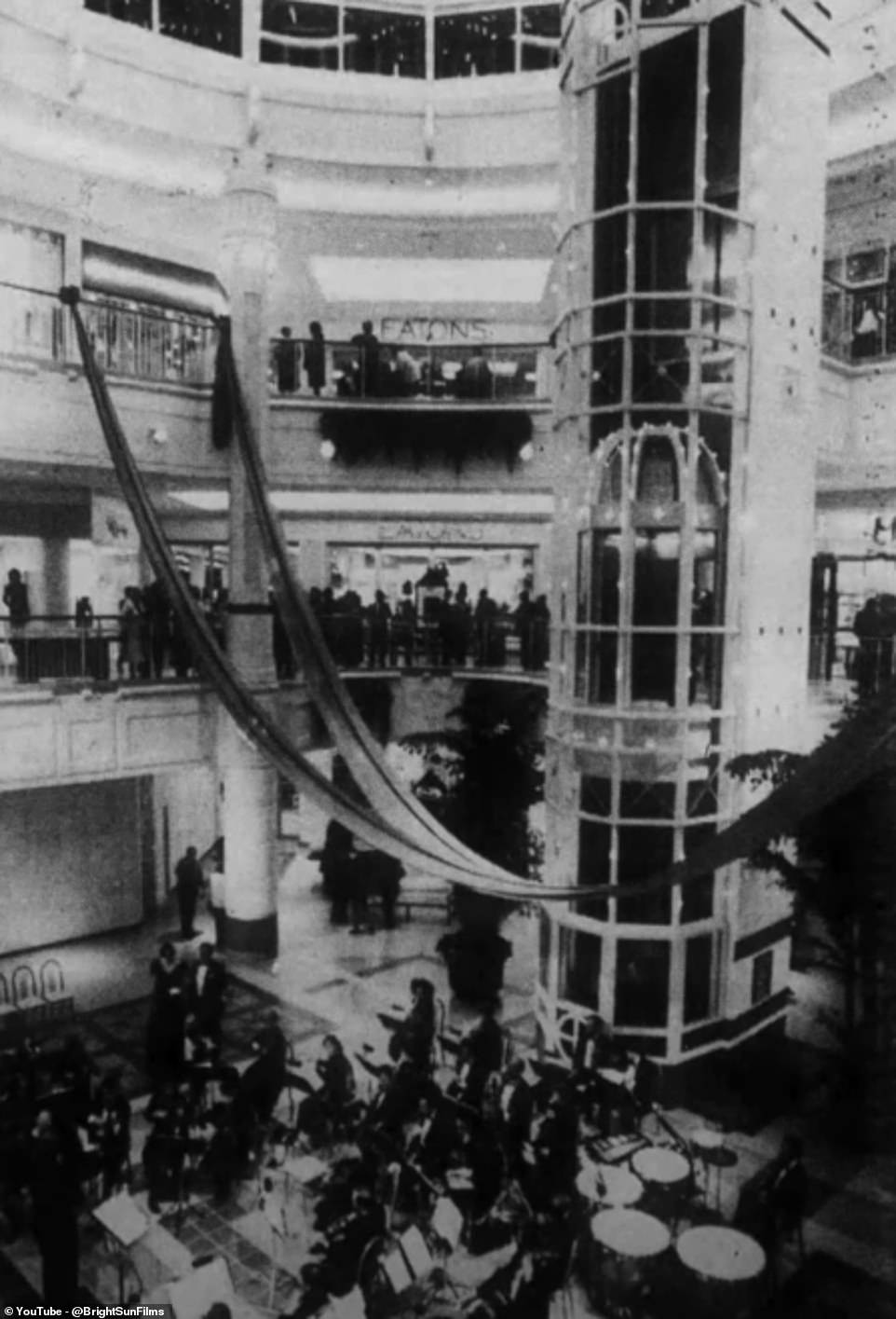 Когда торговый центр City Center Mall был открыт, он предлагал более 550 000 квадратных футов коммерческих площадей, и в обширном здании работало несколько сотен человек.