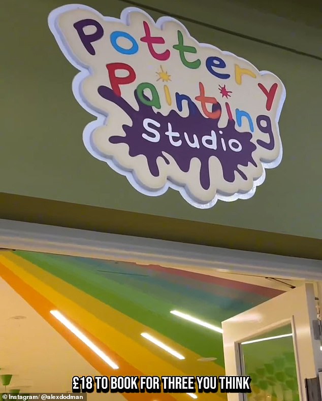 Алекс описывает студию гончарной живописи Center Parcs как «крупнейший рэкет в британской истории».
