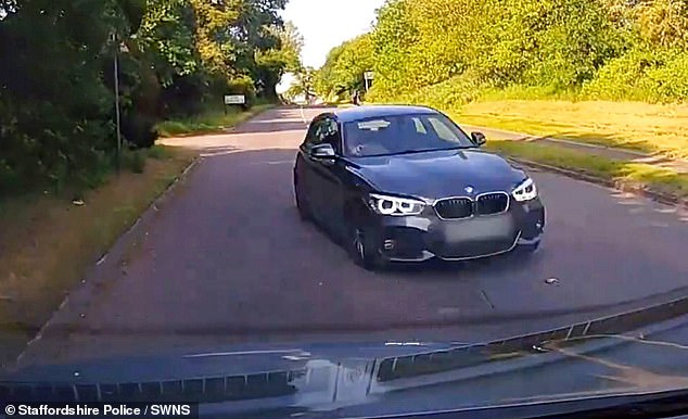 В другом ролике мчащийся BMW внезапно отклоняется от обочины и, похоже, мчится навстречу лобовому столкновению.