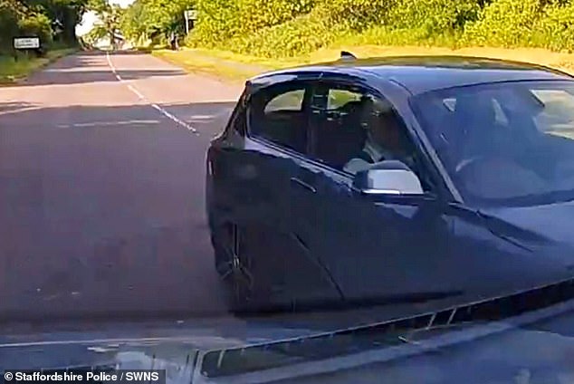На ужасающем видео видно, как BMW в последнюю секунду выворачивает на свою полосу, едва не промахнувшись мимо другой машины.