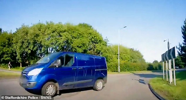 На видео с видеорегистратора видно, как автомобиль проезжает по кольцевой развязке, когда внезапно появляется большой синий фургон и, похоже, направляется прямо к нему.  Панический поворот в сторону позволяет лишь избежать столкновения.