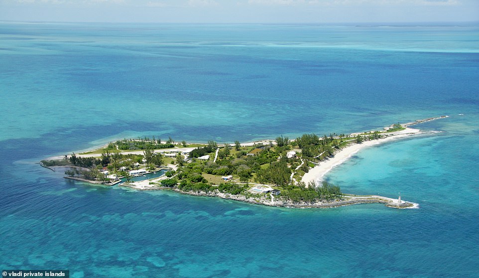 Расположенный на островах Берри, в самом сердце Багамских островов, Little Whale Cay обещает первозданную красоту частного острова в сочетании с очарованием семейного дома с шестью спальнями, пропитанного местным наследием.