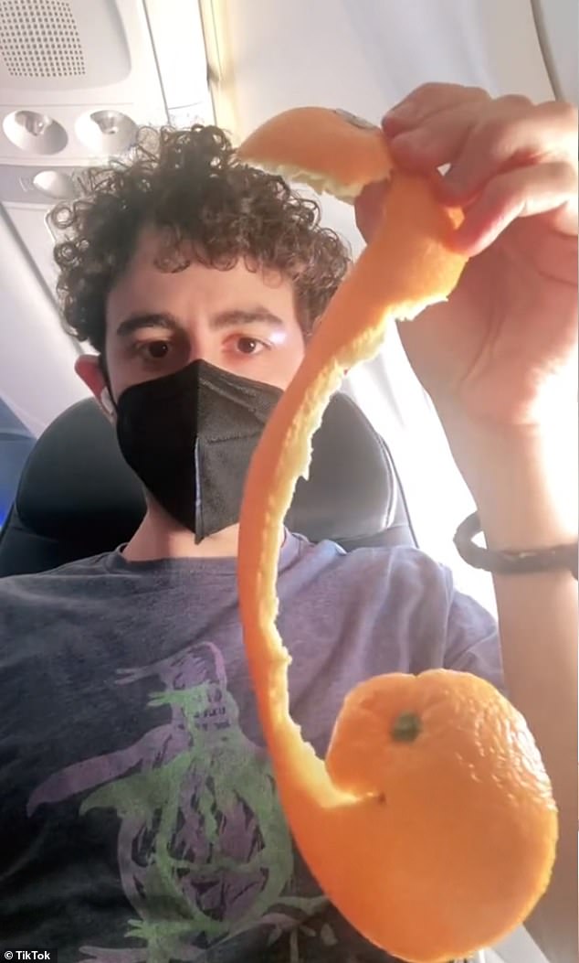 Летчику и пользователю TikTok, известному как @_maxn_, удалось расколоть апельсин руками, не испачкав свое сиденье, на видео, которое он опубликовал в 2022 году.