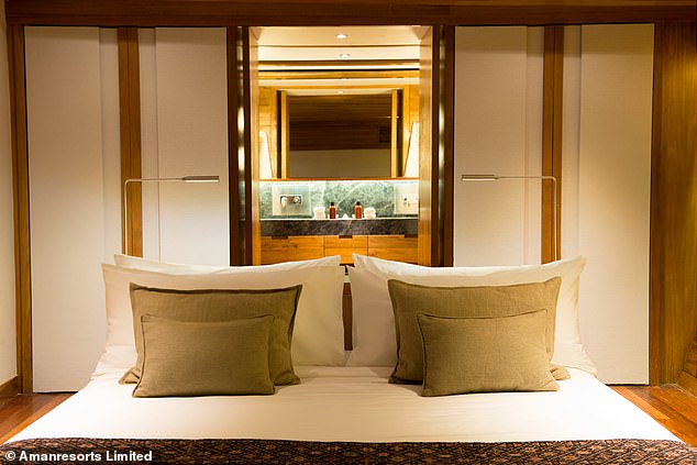 Aman Resorts предлагает плавание на двухмачтовой яхте Amandira (на фото), где 14 членов экипажа обслуживают максимум десять гостей.