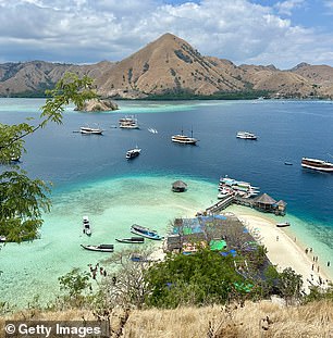 Амандира исследует острова моря Флорес в Индонезии (на фото)
