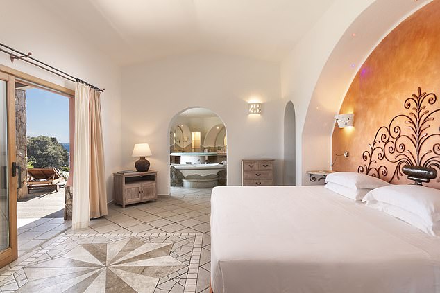 Роб поселяется в курортном отеле Valle dell'Erica, входящем в гостиничную группу Delphina Resorts.