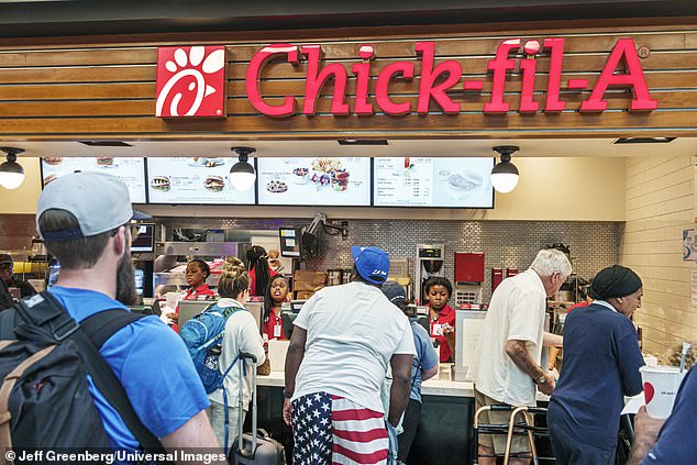 Рядом с американской сетью быстрого питания Chick-fil-A (на фото) в ресторане Bantam and Biddy by Shaun Doty в международном аэропорту Хартсфилд-Джексон Атланта вы можете попробовать вкусные блюда из курицы.