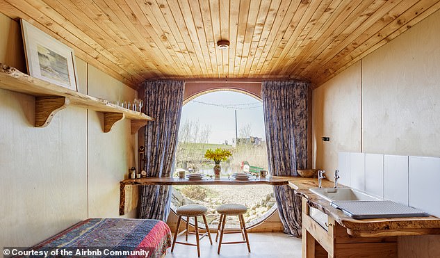 Из огромного круглого окна Otter House открывается вид на озеро.