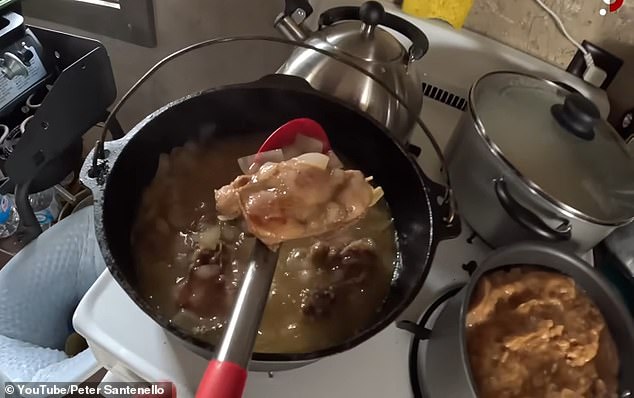 Тара приготовила из него рагу, смешала его с рисом и острым соусом и подала Питеру.