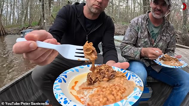 'Неплохо.  Неплохо.  У него очень вкусный вкус», — сказал он после того, как попробовал блюдо.  «В этом есть какой-то смысл.  Текстура другая»