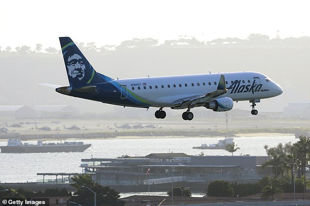 Самолет Alaska SkyWest Embraer E175LR приближается к международному аэропорту Сан-Диего для посадки рейса из Сан-Франциско 12 марта 2024 года.