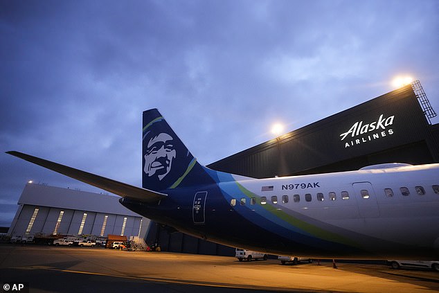 Боинг 737 Max 9 авиакомпании Alaska Airlines ожидает проверки в ангаре авиакомпании в международном аэропорту Сиэтл-Такома.