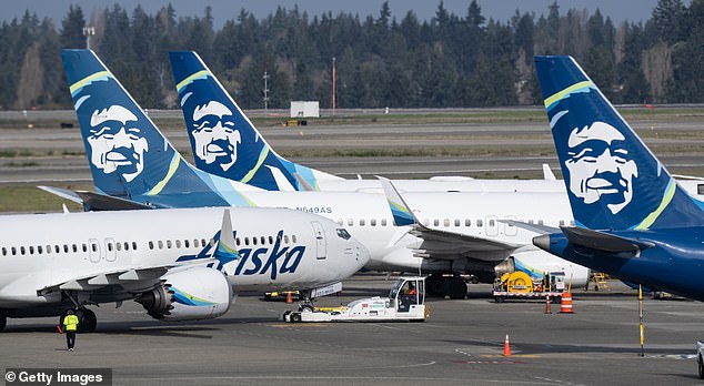 Авиалайнер Boeing 737 MAX 9 Alaska Airlines отъезжает от терминала в международном аэропорту Сиэтл-Такома, 25 марта 2024 года.