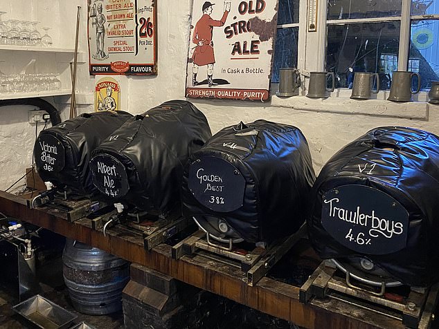 Ресторан King's Head, также известный как The Low House, в деревне Лаксфилд в Саффолке, известен своим местным элем Earl Soham Albert, но есть и множество других предложений.