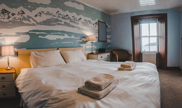 Номера в отеле Applecross Inn в Вестер-Россе оформлены в спокойных синих тонах, из них открывается вид на острова Скай и Раасай.