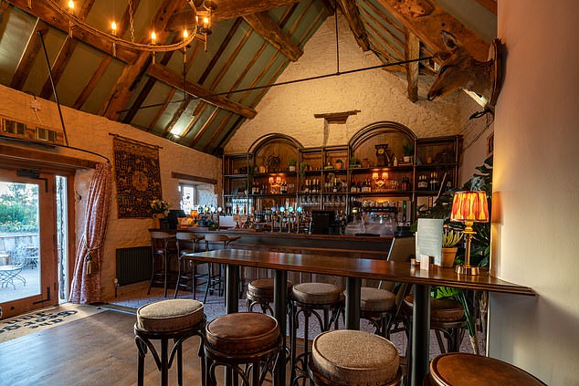Гостиница George Inn в Нортон-Сент-Филип, Сомерсет, возможно, является старейшим пабом Великобритании, поскольку она была построена как минимум в 1327 году.