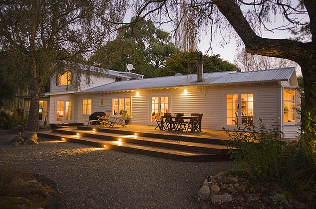 Джереми останавливается в Owen River Lodge, «одном из самых известных рыболовных курортов в мире»