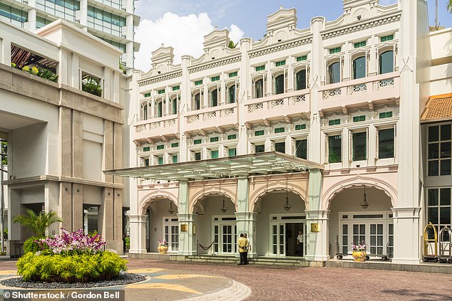 InterContinental Singapore (вверху) представила новый пакет под названием «Rain Resist Bliss», согласно которому гости получают ваучер на скидку в размере стоимости однодневного номера, «если их планы будут нарушены дождем».