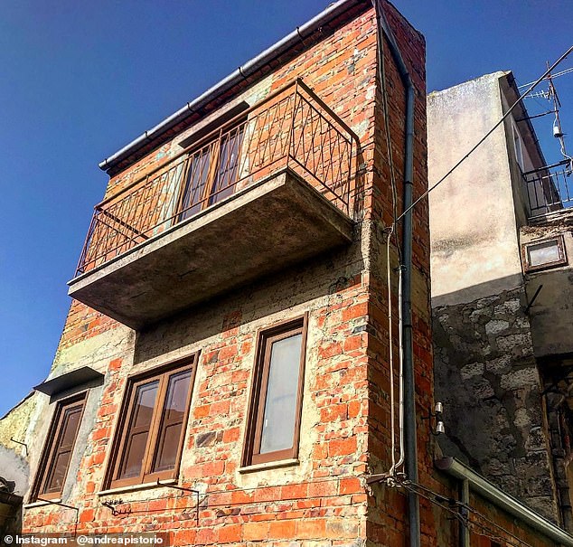 Casa du Currivu (вверху) неофициально носит титул самого узкого дома в мире.  По местной легенде, его построили назло соседу.