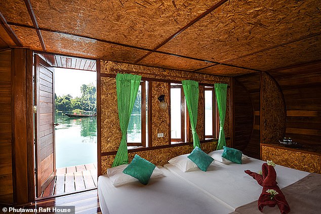 Наверху — одна из капсульных кают Phutawan Raft House.  В каждом номере есть собственная небольшая терраса, но нет ванной комнаты.