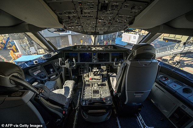 Боинг 787, летевший из Сиднея в Окленд, на прошлой неделе совершил ужасающий прыжок после того, как бортпроводник, подавший еду в кабине, случайно нажал переключатель на сиденье пилота.