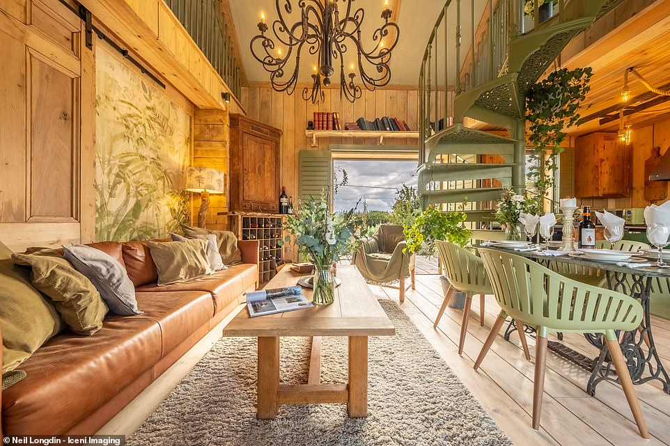 Вверху — Дом оливкового дерева Rural Retreats недалеко от Льюиса в Сассексе.  Rural Retreats обеспечивает What?  Рекомендуемый статус поставщика