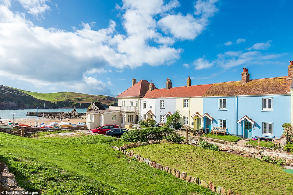 Toad Hall Cottages занимает третье место благодаря «отличной» оценке клиентов в 85 процентов.  Выше представлены три объекта аренды от поставщика в Хоуп-Коув, Кингсбридже, Девоне: коттедж Шиппен, коттедж Камак и коттедж Харбор.