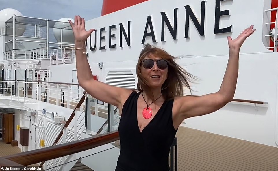 Джо Кессель из MailOnline Travel (вверху) проводит ночь на корабле «Королева Анна» перед ее первым рейсом в Лиссабон.