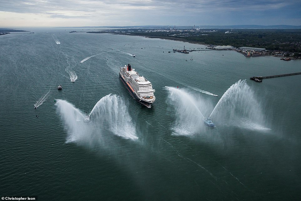 Совершенно новый корабль компании Cunard, Queen Anne, впервые вошел в воды Великобритании, совершив грандиозный вход в свой порт приписки Саутгемптон.