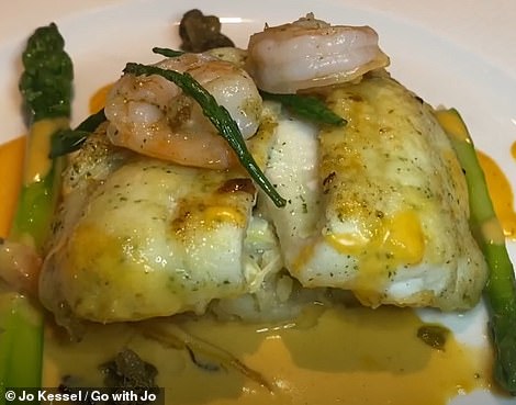 По словам Джо, у гостей люкса Queens Grill есть собственный эксклюзивный ресторан (называемый Queens Grill), который является вершиной изысканной кухни на море.  Выше ее единственная