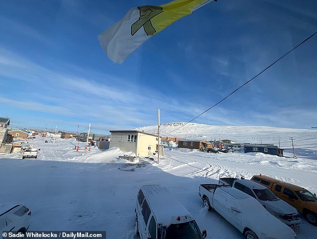 Как и в других отелях арктического региона, цены в South Camp Inn очень высокие: проживание там стоит около 350 долларов США (500 канадских долларов) на человека в сутки.