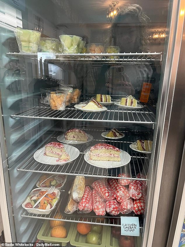 Один из холодильников в South Camp Inn, наполненный вкусностями, которыми гости могут полакомиться.
