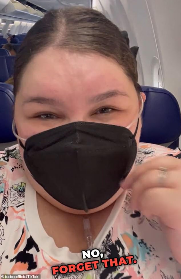 В подписи к видео Чейни объяснила, что путешествовала с кислородным аппаратом с тех пор, как врачи в больнице заподозрили у нее инсульт.