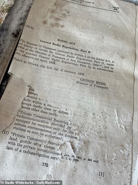 В другом бумажном руководстве освещались «общие правила радиосвязи», установленные тогдашним министром транспорта.