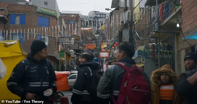 Что еще хуже, по прибытии в Ла-Ринконаду Аммар обнаруживает, что во всем городе, где проживает около 50 000 человек, есть только три душа с горячей водой.