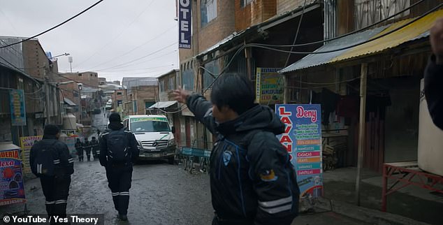 Прибыв в город, Аммар находит молодого шахтера по имени Фидель, у которого хороший английский, и он может узнать немного больше о жизни в Ла-Ринконаде.