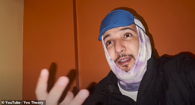 Помимо того, что всю ночь он слышал драки, ютубер сказал, что холод, который он испытал, был невыносимым, как и нехватка кислорода, из-за которой ему приходилось постоянно ходить в туалет.